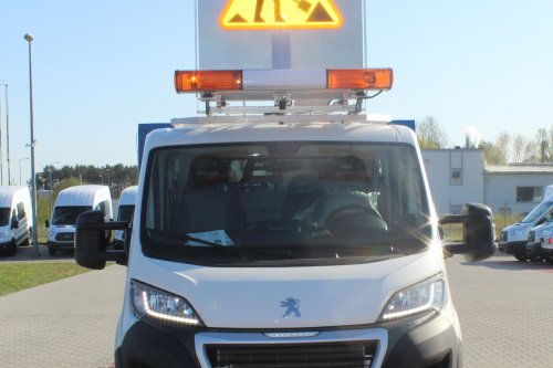AG Zabudowy - Realizacje - Peugeot Boxer - skrzynia z plandeką ze znakiem ostrzegawczym